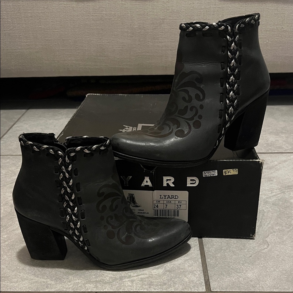 Lyard Black Western Ankle Boots Size 7 Braided Detail Heeled Booties